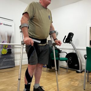 Flex4ward is a fabric-based Class 1 medical device designed to assist lower limb movement and improve gait in individuals with neurological or musculoskeletal impairments. It assists hip and knee flexion, promotes ankle dorsiflexion, helps prevent knee hyperextension and enhances proprioception during walking.