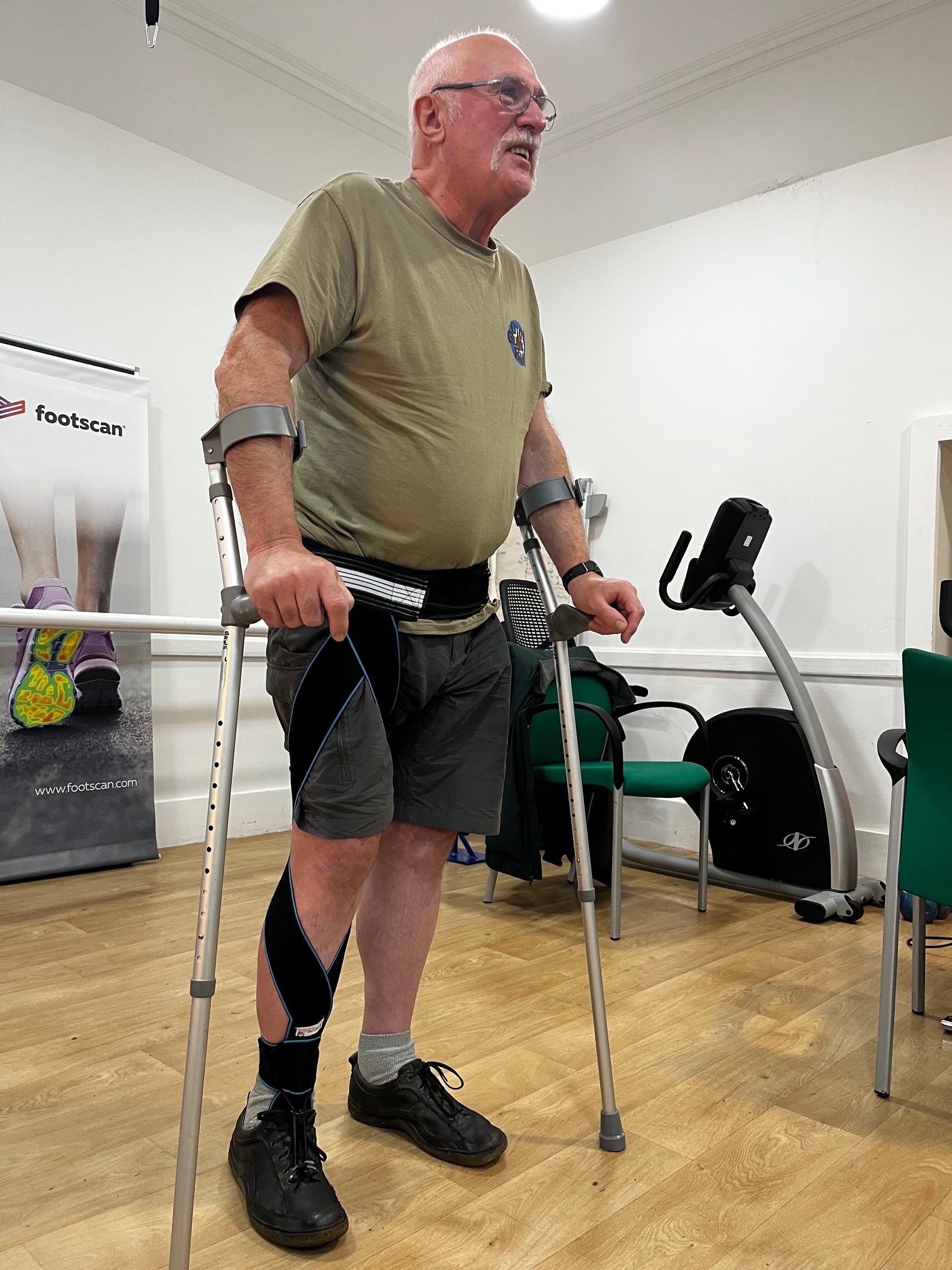 Flex4ward is a fabric-based Class 1 medical device designed to assist lower limb movement and improve gait in individuals with neurological or musculoskeletal impairments. It assists hip and knee flexion, promotes ankle dorsiflexion, helps prevent knee hyperextension and enhances proprioception during walking.